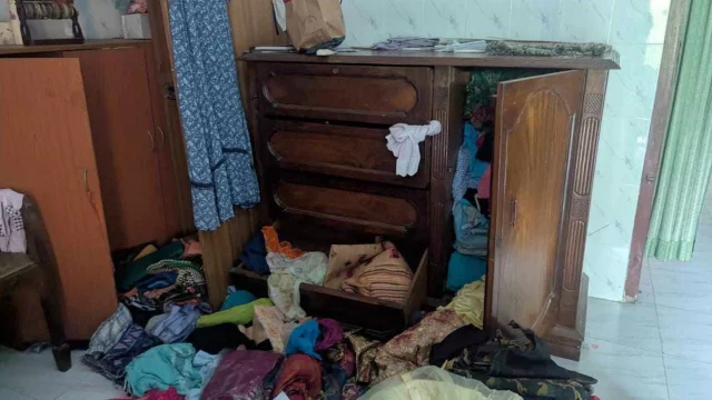 গাজীপুরে অতিরিক্ত ডিআইজির বাড়িতে ডাকাতি, মা–বাবা জিম্মি 1 গাজীপুরে অতিরিক্ত ডিআইজির বাড়িতে ডাকাতি, মা–বাবা জিম্মি