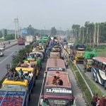 যমুনা সেতুর যানজট। ঢাকা-টাঙ্গাইল-যমুনা সেতু মহাসড়কে যমুনা সেতুর আগে প্রায় ২৫ কিলোমিটার এলাকাজুড়ে যানবাহনের ধীরগতি ও কোথাও কোথাও যানজটের সৃষ্টি হয়েছে। শুক্রবার (৬ জুন) ভোর থেকে শুরু হওয়া এই পরিস্থিতিতে যাত্রী ও চালকেরা পড়েছেন চরম ভোগান্তিতে।