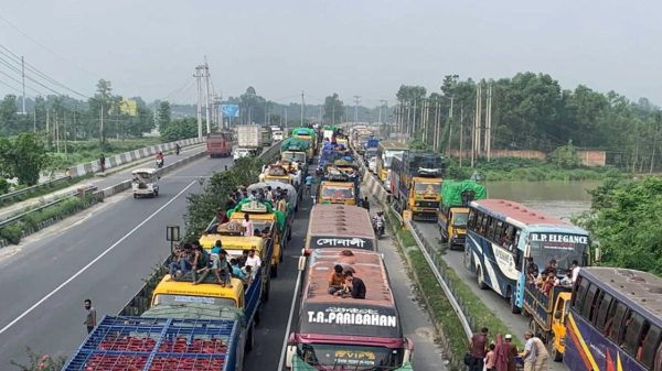 ঢাকা-টাঙ্গাইল মহাসড়কে ২৩ কিলোমিটার দীর্ঘ যানজট, চরম ভোগান্তিতে ঈদযাত্রীরা