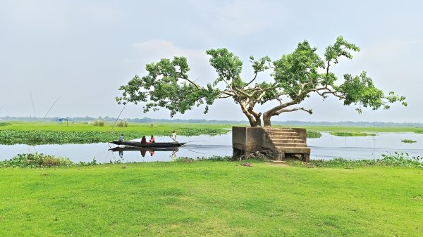 হাঁকডাকহীন স্মৃতি : বুড়ি নদীর পাড়ে নিঃশব্দ মুরাদনগরের সিদ্ধিগঞ্জ বাজার
