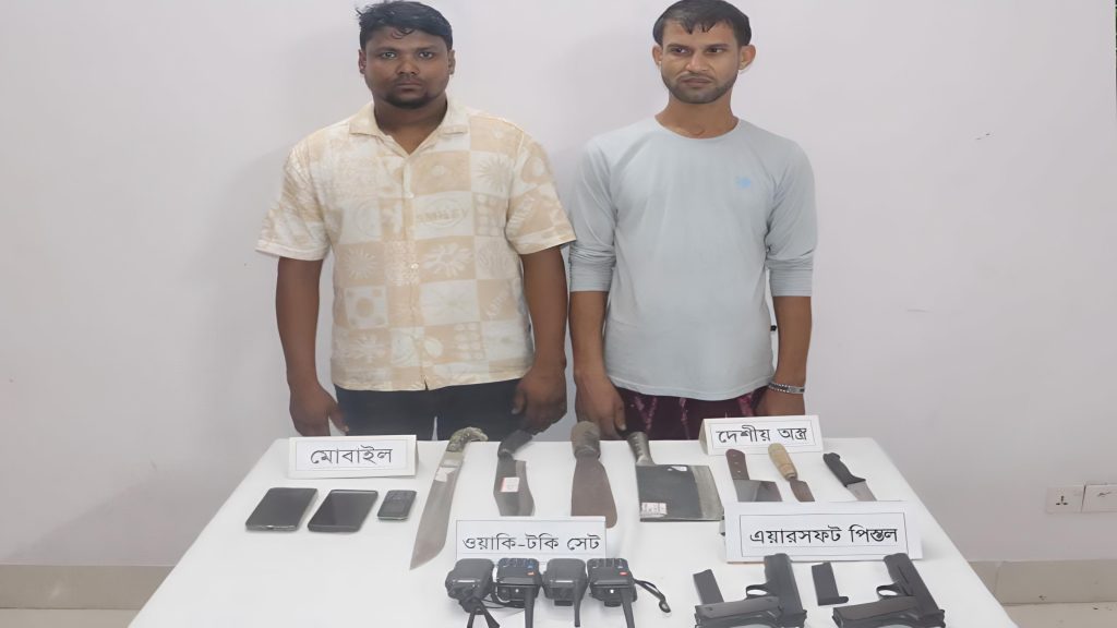 কুমিল্লায় ওয়াকিটকি ও অস্ত্রসহ দুই দুষ্কৃতিকারী আটক