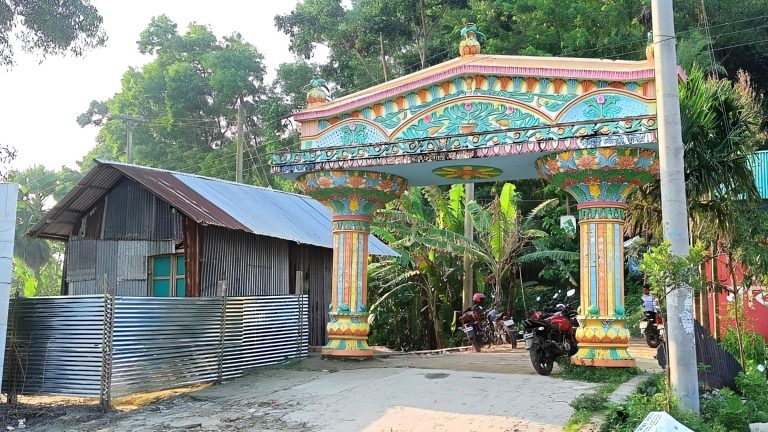 কুমিল্লার চণ্ডীমূড়া মন্দিরে জমি দখল নিয়ে উত্তেজনা, ইউএনওর হস্তক্ষেপে পরিস্থিতি নিয়ন্ত্রণে 1 কুমিল্লা সদর দক্ষিণ উপজেলার লালমাই পাহাড়ে অবস্থিত প্রাচীন চণ্ডীমূড়া মন্দির জমি বিরোধ নিয়ে উত্তেজনা।