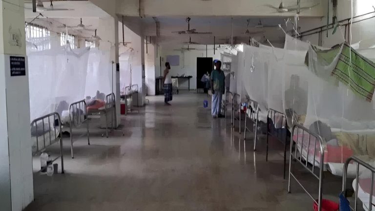 দাউদকান্দিতে ডেঙ্গু পরিস্থিতি ভয়াবহ, দেড় হাজার আক্রান্তে অস্থির জনজীবন 1 দাউদকান্দিতে ডেঙ্গু পরিস্থিতি