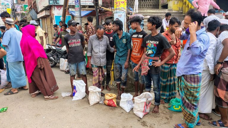 কুমিল্লায় জমজমাট কোরবানির দানের মাংসের হাট, লাখ টাকার বেচাকেনা 1 FB IMG 1749301281102