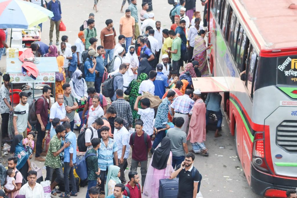 হাতছাড়া বাস, গরমে হাঁসফাঁস — কুমিল্লা বাস সংকটে ঢাকামুখী যাত্রীদের দুর্ভোগ