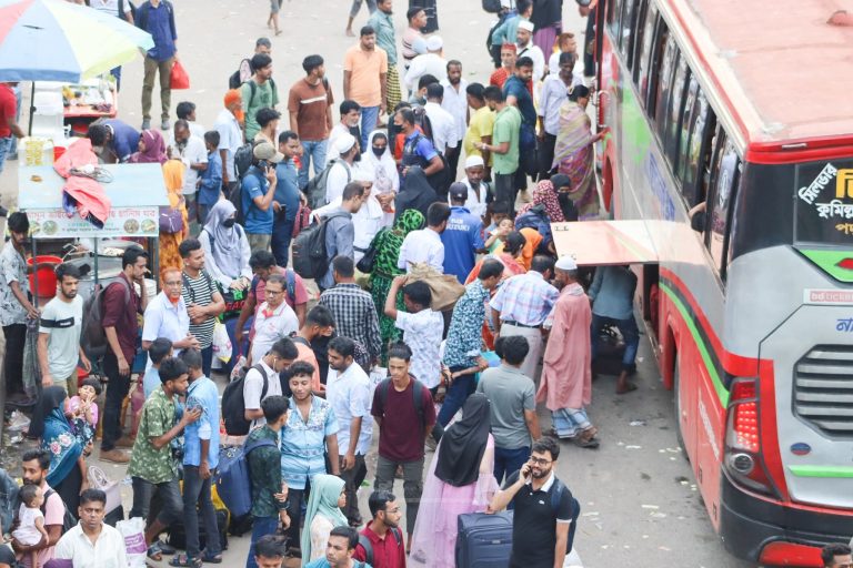 হাতছাড়া বাস, গরমে হাঁসফাঁস — কুমিল্লা বাস সংকটে ঢাকামুখী যাত্রীদের দুর্ভোগ 1 FB IMG 1749905918685