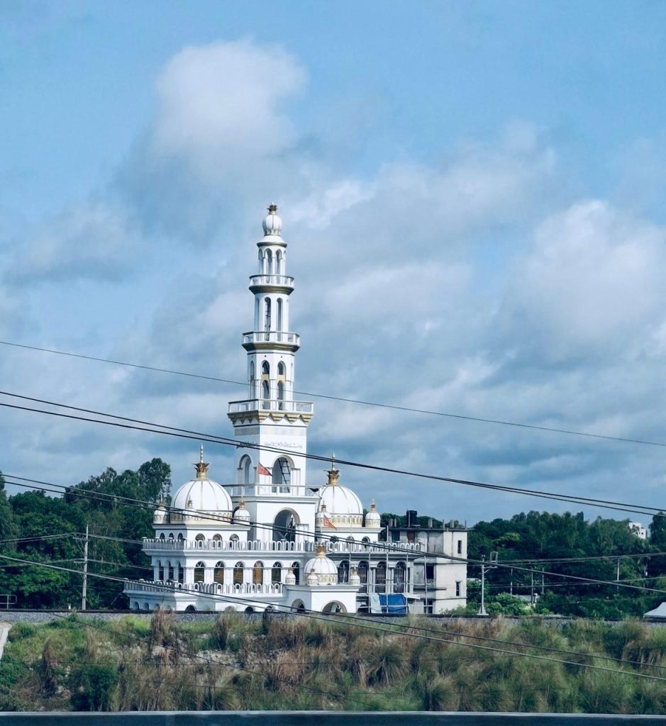 ঢাকা-মাওয়া এক্সপ্রেসওয়ের হৃদয়ছোঁয়া সৌন্দর্য: স্থাপত্য ও তাওহিদের সম্মিলনে ‘আল মদিনা জামে মসজিদ’