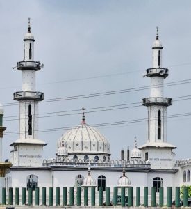ঢাকা-মাওয়া এক্সপ্রেসওয়ের হৃদয়ছোঁয়া সৌন্দর্য: স্থাপত্য ও তাওহিদের সম্মিলনে 'আল মদিনা জামে মসজিদ' 2 স্থাপত্যশৈলী ও তাওহিদের সৌন্দর্যে মোড়ানো ‘আল মদিনা জামে মসজিদ’ শুধু একটি নামাজঘর নয়, বরং এটি যেন ঈমান, আবেগ ও নান্দনিকতার এক পবিত্র সমাহার।
