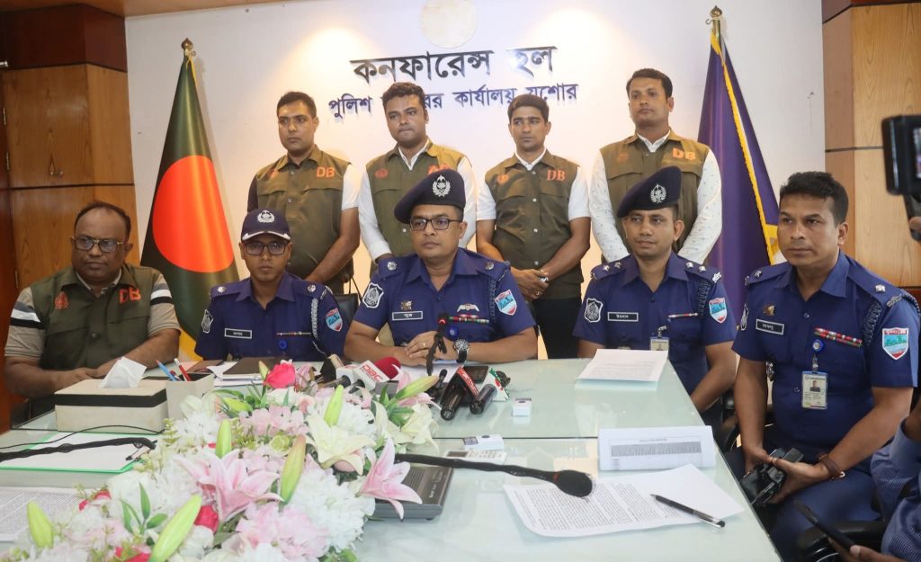 নগদ ছিনতাই: যশোরে চালকই রূপ নিল ডাকাতের, গ্রেপ্তার ৭