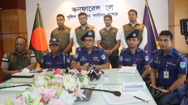 নগদ ছিনতাই: যশোরে চালকই রূপ নিল ডাকাতের, গ্রেপ্তার ৭