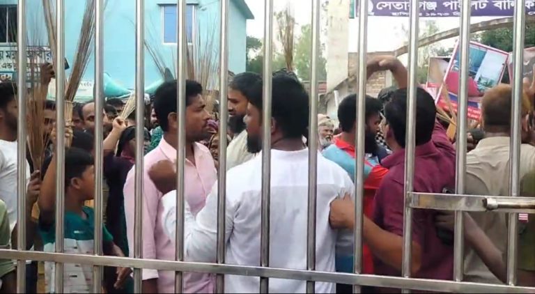 দিনাজপুরের বোচাগঞ্জে ওসির অপসারনের দাবীতে মানববন্ধন ও বিক্ষাভ মিছিল 1 Screenshot 2025 06 16 17 57 07 82 c1ebbaff44ba152fb7f7c2e1f7129fd1