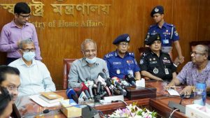 অস্ত্র আইনের ধারা জানেন না স্বরাষ্ট্র উপদেষ্ট, সরকারি উপদেষ্টার ব্যাগে ম্যাগাজিন! 2 অস্ত্রের লাইসেন্স