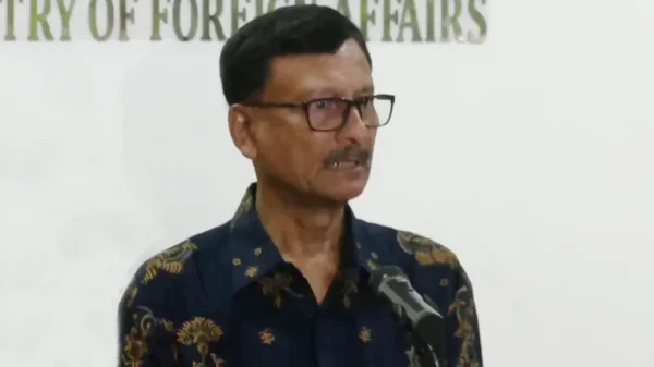 ভিসা নিষেধাজ্ঞায় সরকারের ব্যর্থতা ঢাকতে জনগণকে দায়ী: কতটা নির্লজ্জ এই কৌশল?