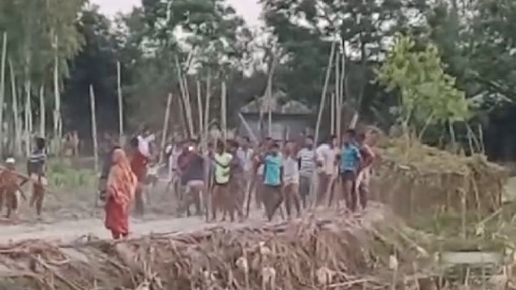 লালমনিরহাটে নারীকে যৌন হয়রানি ঘিরে দুই গ্রামের সংঘর্ষ, ২৭ গরু লুট, আটক ৪