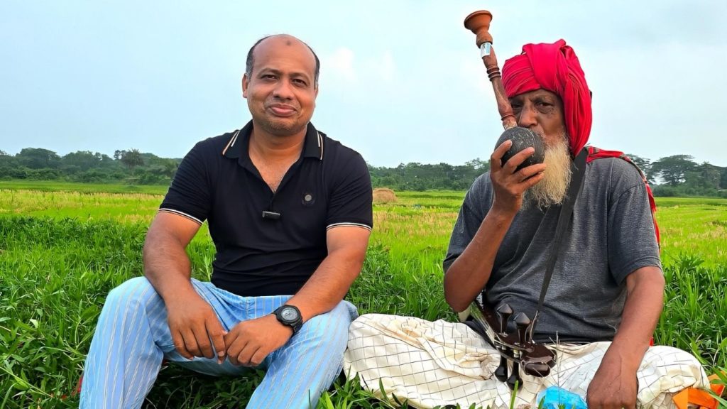 গ্রামের আড্ডা-সালিশ থেকে মুছে যাচ্ছে হুক্কা, হারিয়ে যাচ্ছে ধোঁয়ার এক ঐতিহ্য