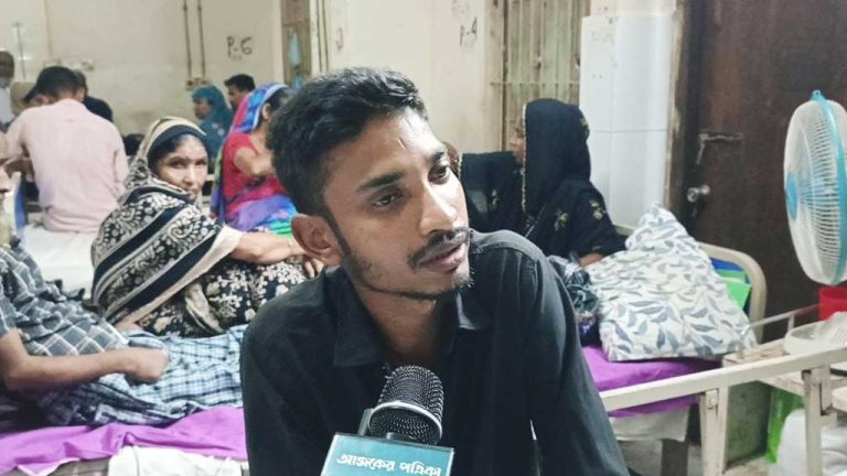 ‘তোরা পুলিশ মারছিস’—জুলাই সন্ত্রাসের বিরুদ্ধে পুলিশি দৃঢ়তা 1 জুলাই সন্ত্রাস নামে অতীতে পুলিশ হত্যা, ফাঁড়ি পোড়ানো ও রাষ্ট্রীয় স্থাপনায় হামলার দায় রয়েছে যে গোষ্ঠীর, এবার তারাই ফের পুলিশকে বিপদে ফেলতে মাঠে নেমেছে।