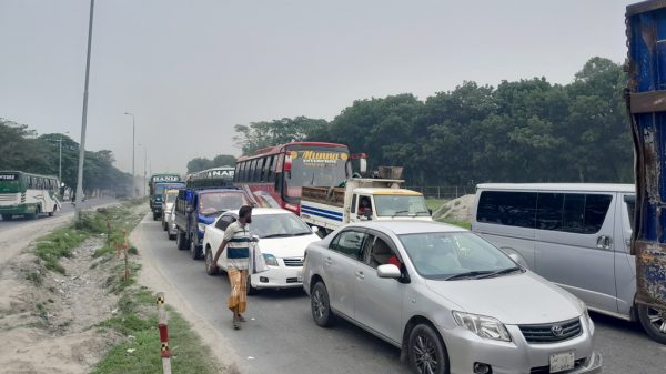 যমুনা সেতু যানজটে নাকাল ঈদফেরত যাত্রীরা, ১৫ গাড়ি বিকল হয়ে বিপর্যয়