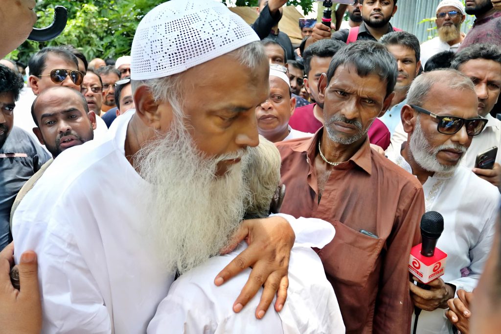 ধর্ষিতার বাড়িতে কায়কোবাদ : পুলিশ ও শিশু উপদেষ্টার চক্রান্তে গায়েব ভুক্তভোগীর পরিবার!