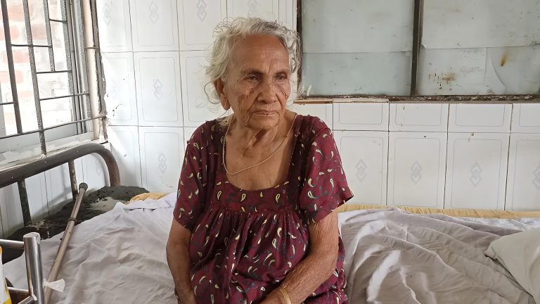 অজ্ঞাত পরিচয় বৃদ্ধাকে নিয়ে বিপাকে ব্রাহ্মণপাড়া উপজেলা হাসপাতাল 1 1751903222383