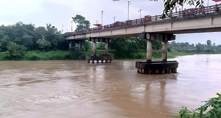 গোমতী নদীর পানিবৃদ্ধি ও বিপদসীমার আশঙ্কা: কুমিল্লায় জরুরি সতর্কতা জারি 1 টানা বৃষ্টি