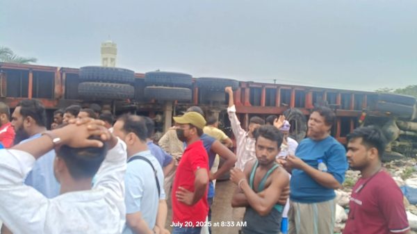 কন্টেইনার উল্টে কুমিল্লা-সিলেট মহাসড়কে ১৫ কিমি যানজট