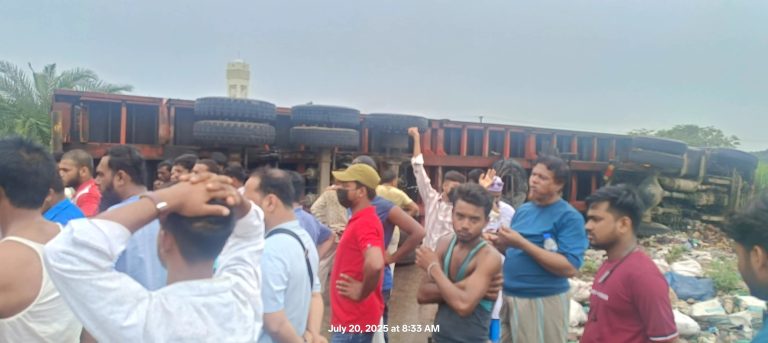 কন্টেইনার উল্টে কুমিল্লা-সিলেট মহাসড়কে ১৫ কিমি যানজট 1 A