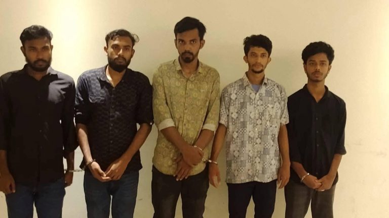গুলশানে ছাত্র সমন্বয়কদের চাঁদাবাজি, হাতেনাতে ধরা ৫ জন 1 স্বরাষ্ট্র মন্ত্রণালয়ের ছাত্র প্রতিনিধির চাঁদাবাজি