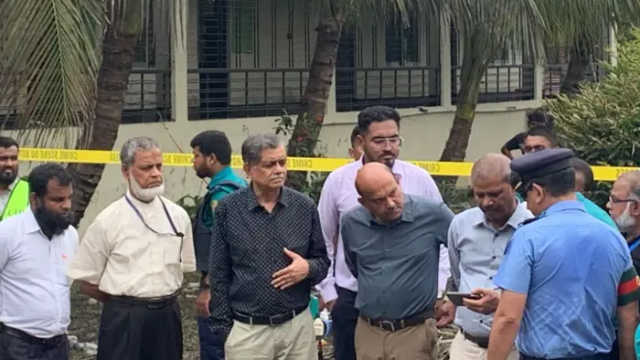 উত্তরা মাইলস্টোন বিক্ষোভে পাঁচ ঘণ্টা অবরুদ্ধ দুই উপদেষ্টা, পুলিশি নিরাপত্তায় মুক্ত 1 উত্তরা মাইলস্টোন বিক্ষোভে পাঁচ ঘণ্টা অবরুদ্ধ দুই উপদেষ্টা, পুলিশি নিরাপত্তায় মুক্ত