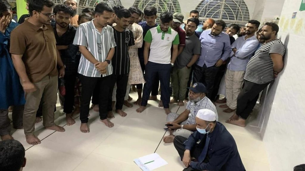 মসজিদে অধ্যক্ষ অবরুদ্ধ কুমিল্লা: শিক্ষার্থীদের পাঁচ ঘণ্টার অবরোধে তীব্র উত্তেজনা