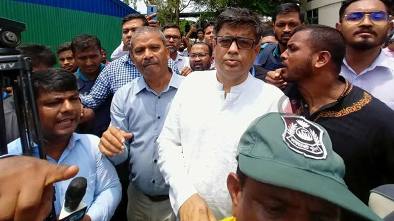মাইলস্টোনে উপদেষ্টা ও প্রেস সচিব অবরুদ্ধ