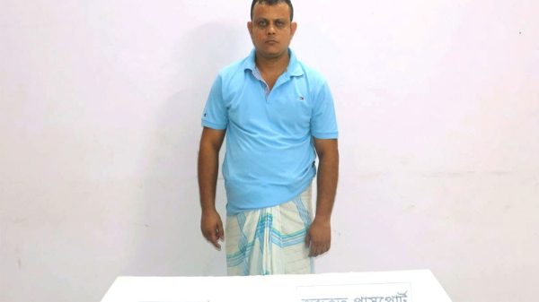 কুমিল্লায় মানবপাচারকারী গ্রেপ্তার, উদ্ধার ৫২ পাসপোর্ট