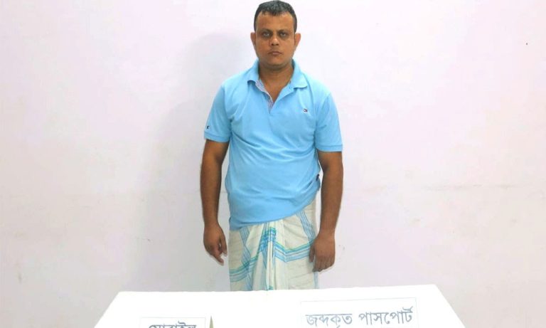 কুমিল্লায় মানবপাচারকারী গ্রেপ্তার, উদ্ধার ৫২ পাসপোর্ট 1 কুমিল্লায় মানবপাচারকারী গ্রেপ্তার