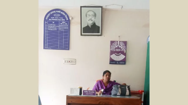 ‘আমার বিদ্যালয় থেকে বঙ্গবন্ধুর ছবি সরাবো না’: শিক্ষিকার সাহসিকতায় বিতর্কের ঝড়