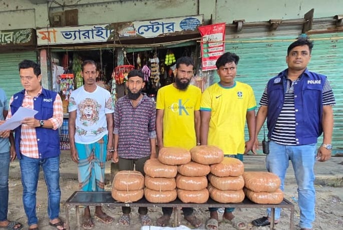 বাঙ্গরা বাজারে মাদক উদ্ধার, ৩০ কেজি গাঁজা ও সিএনজি জব্দ