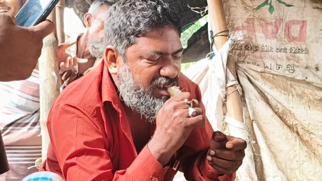 কাঁচা মাছ খাওয়া কাঠমিস্ত্রি আনোয়ার: রায়গঞ্জে আলোচনার কেন্দ্রবিন্দু