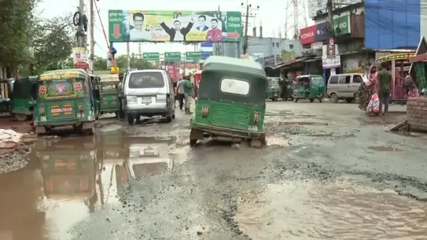 কুমিল্লা নগরীর প্রধান সড়ক বেহাল, চরম ভোগান্তিতে সাধারণ মানুষ