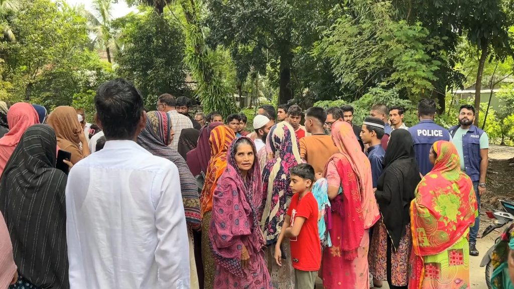 চোর সন্দেহে তিনজনকে গণপিটুনি, একজনের চোখ তুলে ফেলার চেষ্টা