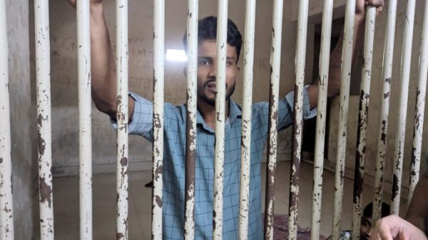 ৩২ নম্বরে ফুল দিতে যাওয়া সেই রিকশাচালক আজিজুর রহমান এখন কারাগারে