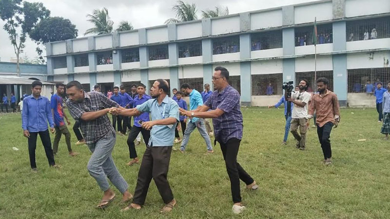 সাতক্ষীরায় শিক্ষককে মারধর করে বাজারে ঘোরালো বিএনপির নেতাকর্মীরা