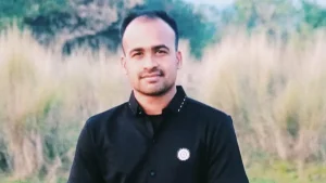 গোয়াইনঘাট বিজিবি সদস্য নিখোঁজ হওয়ার ঘটনা ঘটেছে সিলেটের পিয়াইন নদীতে। ভারতীয় চোরাইপণ্যবাহী নৌকা থামানোর চেষ্টাকালে ধাক্কায় বাংলাদেশ বর্ডার গার্ডের (বিজিবি) নৌকা ডুবে গেলে মাসুম বিল্লাহ নামে এক সিপাহি নিখোঁজ হন।শনিবার (৯ আগস্ট) বিকেল সাড়ে ৪টার দিকে গোয়াইনঘাটের সদর ও পশ্চিম জাফলং ইউনিয়নের মধ্যবর্তী পন্নগ্রাম ফেনাইকোনা এলাকায় এ ঘটনা ঘটে। নিখোঁজ মাসুম বিল্লাহ সিলেট ব্যাটালিয়নের (৪৮ বিজিবি) অধীন সোনারহাট বিওপিতে কর্মরত ছিলেন। বিষয়টি নিশ্চিত করেছেন ৪৮ বিজিবির অধিনায়ক লেফটেন্যান্ট কর্নেল মো. নাজমুল হক। স্থানীয় সূত্রে জানা গেছে, টহলরত অবস্থায় দুইজন বিজিবি সদস্য ভারতীয় পণ্যবাহী নৌকা থামাতে গেলে ধাক্কায় উভয় নৌকাই ডুবে যায়। সঙ্গে থাকা আরেক বিজিবি সদস্য ও মাঝি তীরে উঠতে পারলেও সিপাহি মাসুম বিল্লাহ পানিতে তলিয়ে যান। স্থানীয়রা উদ্ধার চেষ্টা করেও ব্যর্থ হন। স্থানীয় ইউপি সদস্য দেলোয়ার হোসেন বলেন, “খবর পেয়ে সঙ্গে সঙ্গে ঘটনাস্থলে এসে উদ্ধার অভিযান শুরু করি। কিন্তু এখনও নিখোঁজ বিজিবি সদস্যকে পাওয়া যায়নি।” ৪৮ বিজিবির অধিনায়ক লেফটেন্যান্ট কর্নেল মো. নাজমুল ইসলাম জানান, “ভারতীয় চোরাইপণ্যবাহী নৌকার আঘাতে একজন বিজিবি সদস্য নিখোঁজ রয়েছেন। ফায়ার সার্ভিস তাকে উদ্ধারে কাজ করছে।” গোয়াইনঘাট বিজিবি সদস্য নিখোঁজ
