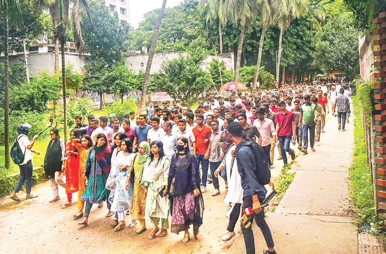 ঢাবির সিদ্ধান্তে বাড়ল উত্তাপ, ডাকসু নির্বাচন নিয়ে সংশয় 1 হলে ছাত্ররাজনীতি নিষিদ্ধ