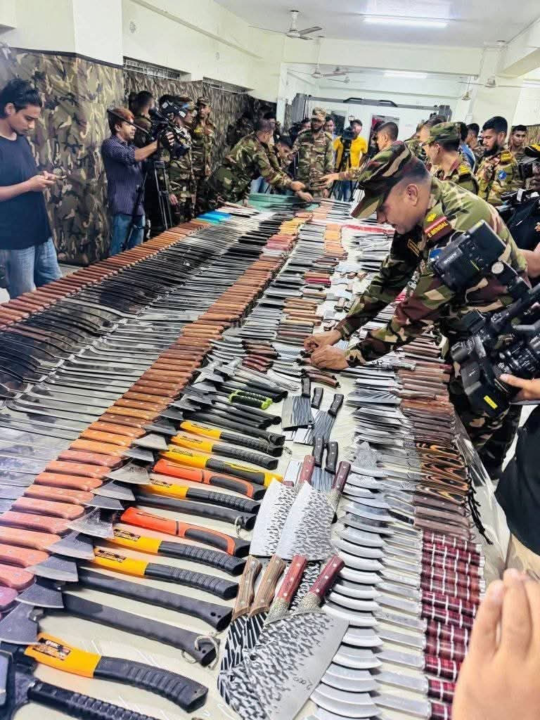 নিউমার্কেটে অস্ত্র উদ্ধার: সেনাবাহিনীর অভিযানে ১১০০ ধারালো অস্ত্র জব্দ