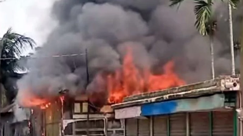 কুমিল্লায় মাইকে ঘোষণা দিয়ে ৪ মাজারে হামলা ভাঙচুর আগুন