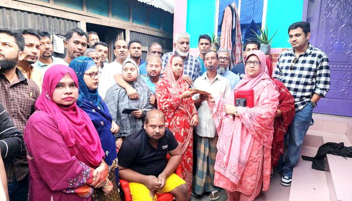 মুরাদনগরে একই পরিবারের ৩ প্রতিবন্ধীর দায়িত্ব নিলেন সাবেক মন্ত্রী কায়কোবাদ