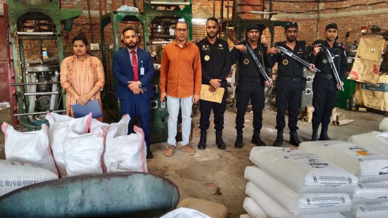 দিনাজপুরে অবৈধ পলিথিন কারখানায় র্যাব–১৩ এর অভিযান: জরিমানা, জব্দ ও সিলগালা 1 IMG 20251126 WA0006