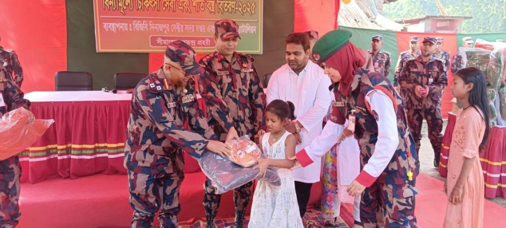 দিনাজপুরে বিজিবি সীমান্তবর্তী মানুষের মাঝে শীতবস্ত্র ও চিকিৎসা সেবা প্রদান