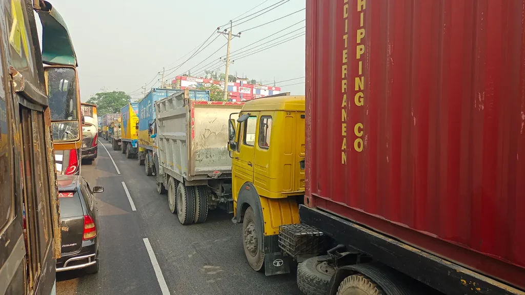 লাঙ্গলবন্দ সেতু সংস্কারে ঢাকা-চট্টগ্রাম মহাসড়কে তীব্র যানজট, গজারিয়া অংশে চরম দুর্ভোগ