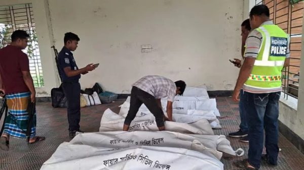 দাউদকান্দির মহাসড়কে রক্তঝরা রাত: ট্রাক খাদে পড়ে নিহত ৭, আশঙ্কাজনক ৫