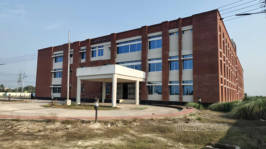 কুমিল্লা মেডিকেলে শিশুদের ‘গাদাগাদি’—দেড় বছর ধরে তালাবদ্ধ পড়ে ১০০ শয্যার শিশু হাসপাতাল!