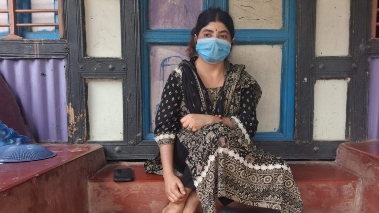 “বিয়ে না করলে মরব”—প্রেমিকের বাড়িতে বসে কান্নায় ভেঙে পড়া নার্স, কোটালীপাড়ায় তোলপাড়! 1 20260418 172714 0000